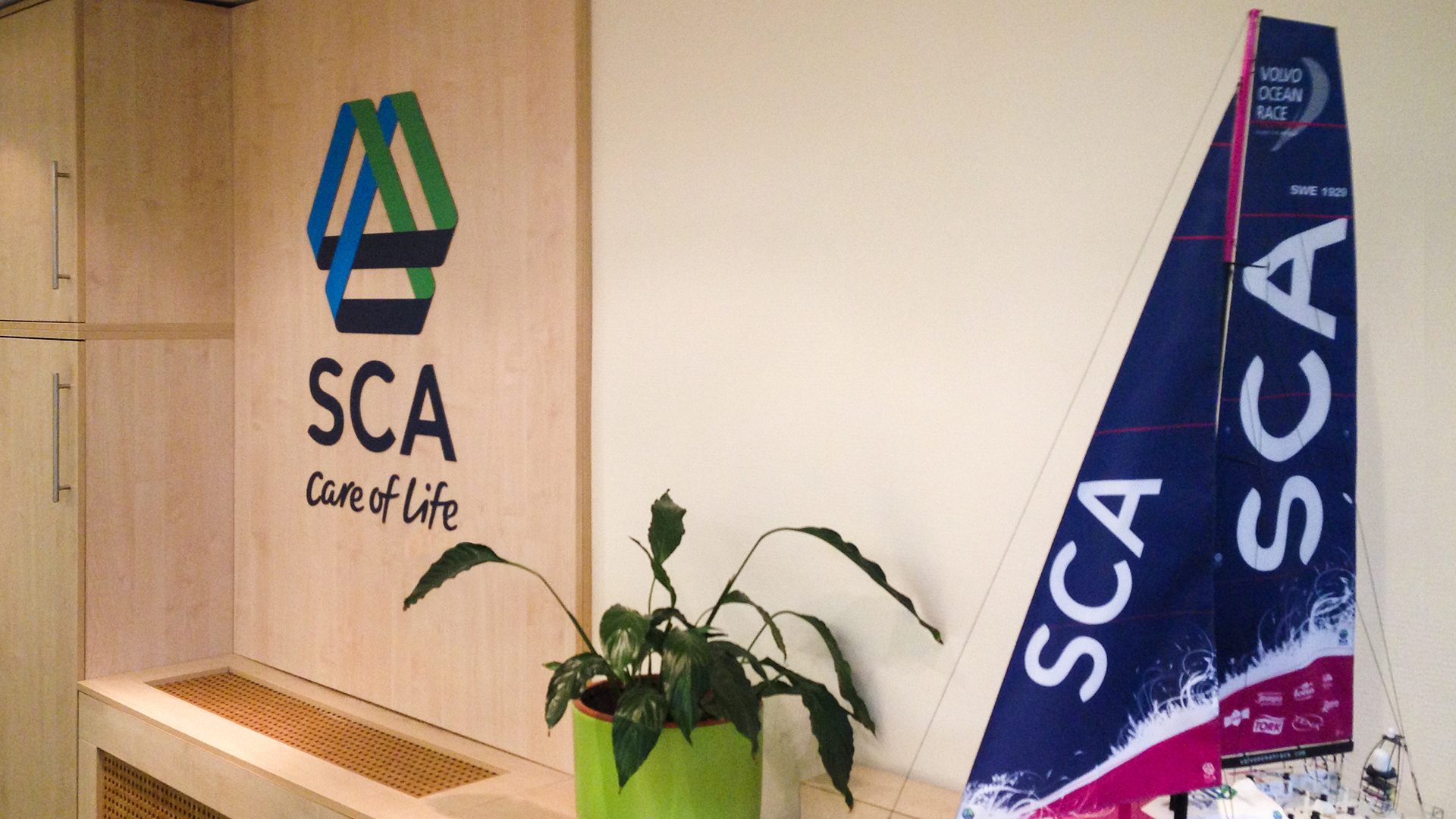 SCA irodai dekoráció plasztikus logóval.
