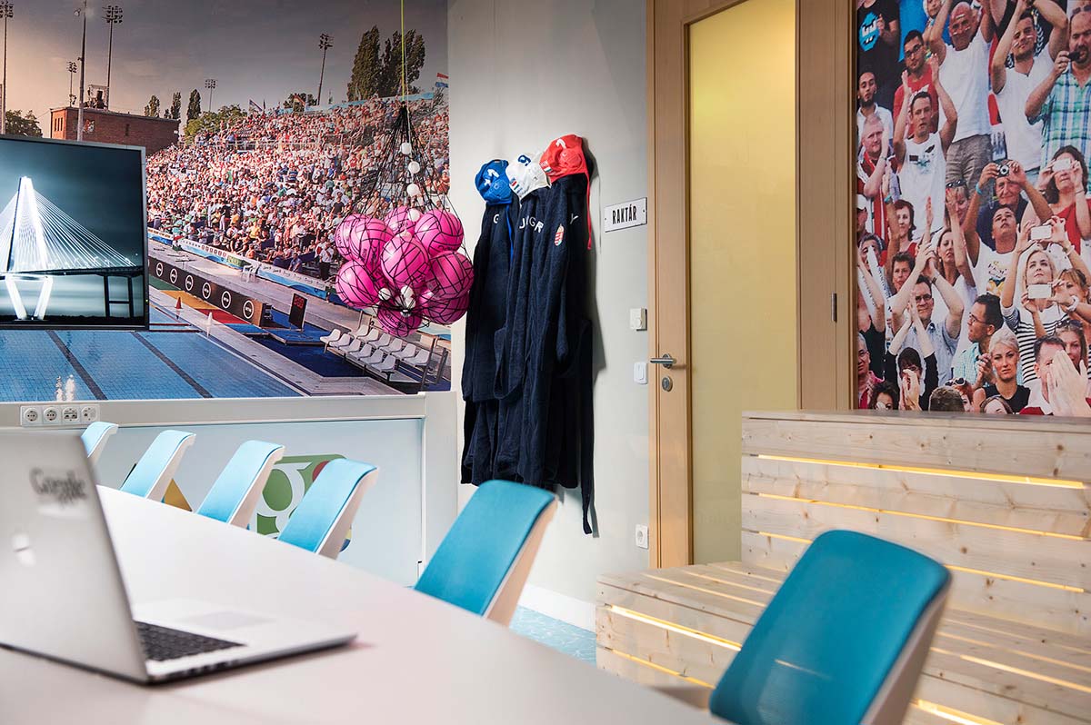 A Google Budapest iroda tárgyalóterme egyedi bútorokkal, nyomtatott faldekorációval és egyéb vízilabdához kapcsolód díszletekkel átalakítva.