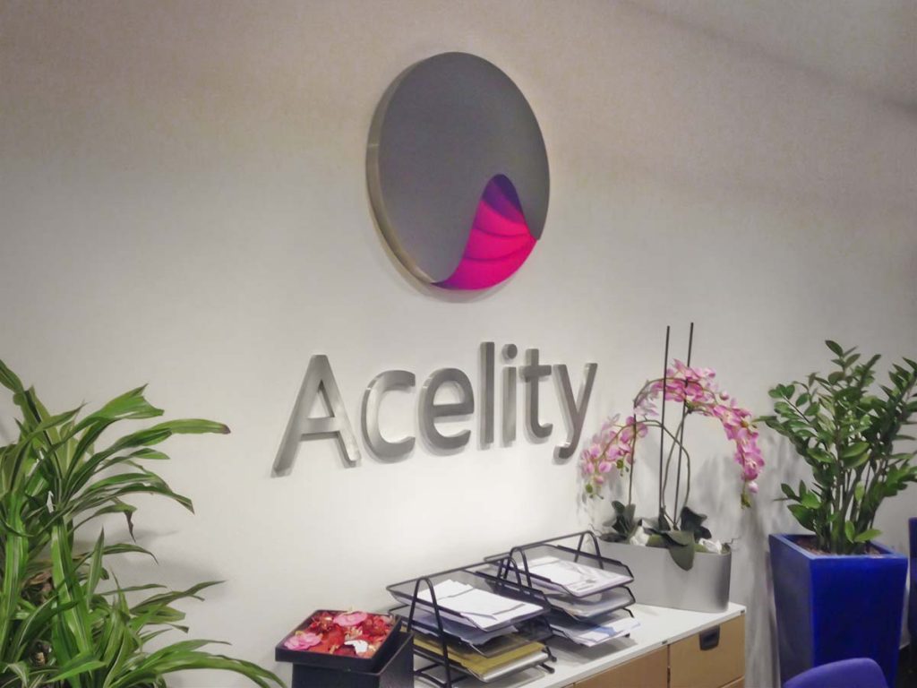 Az Acelity irodáját díszítő látványos plasztikus logó.